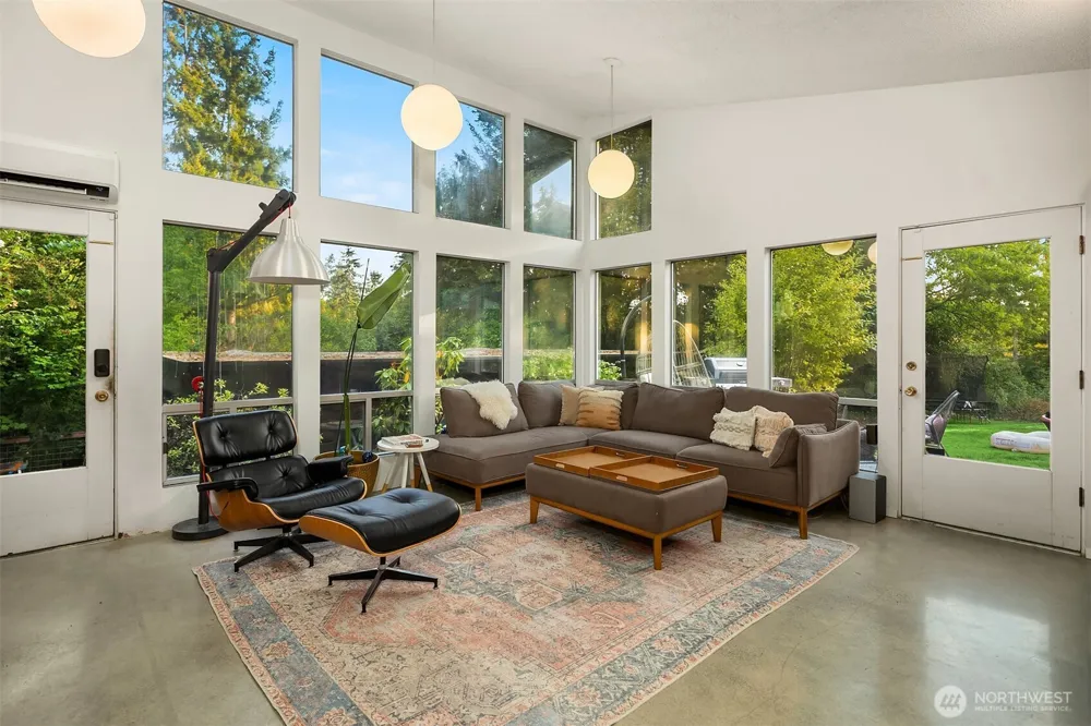 10619 Sand Point Way NE Seattle, WA 98125