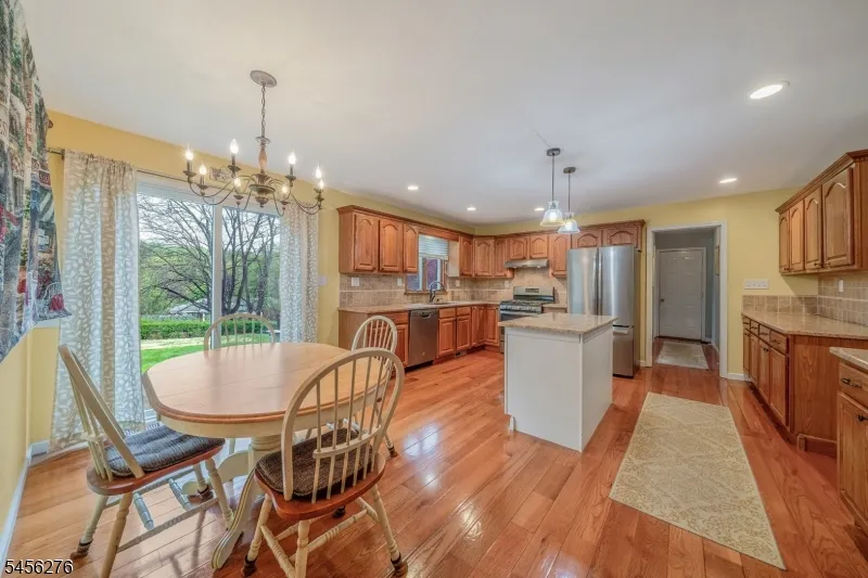 11 Ledgerock Ct Parsippany-Troy Hills, NJ 07950