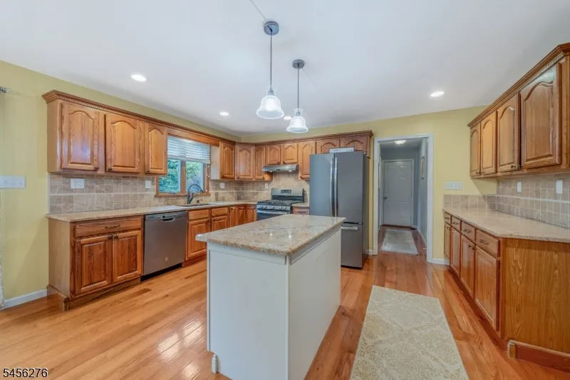 11 Ledgerock Ct Parsippany-Troy Hills, NJ 07950