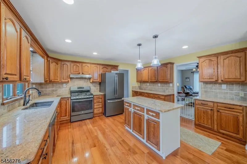 11 Ledgerock Ct Parsippany-Troy Hills, NJ 07950