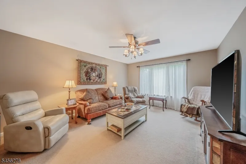11 Ledgerock Ct Parsippany-Troy Hills, NJ 07950