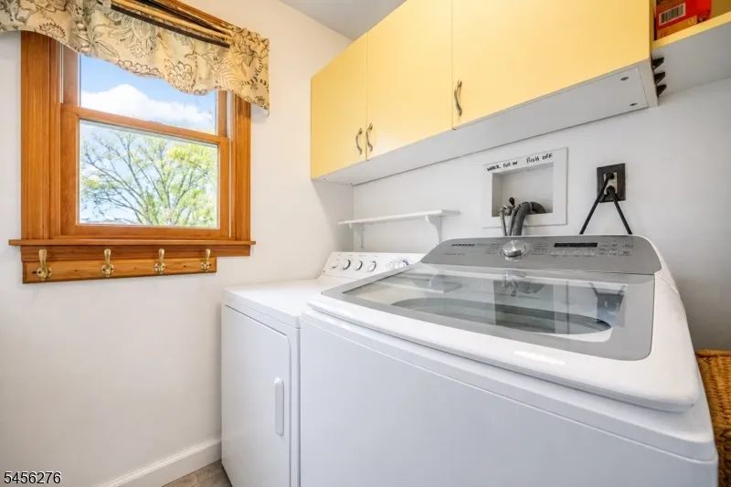 11 Ledgerock Ct Parsippany-Troy Hills, NJ 07950