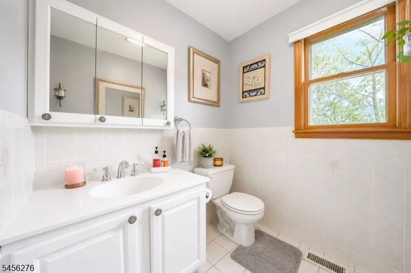 11 Ledgerock Ct Parsippany-Troy Hills, NJ 07950