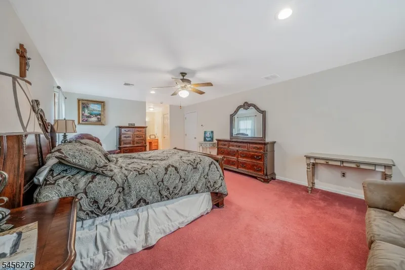 11 Ledgerock Ct Parsippany-Troy Hills, NJ 07950