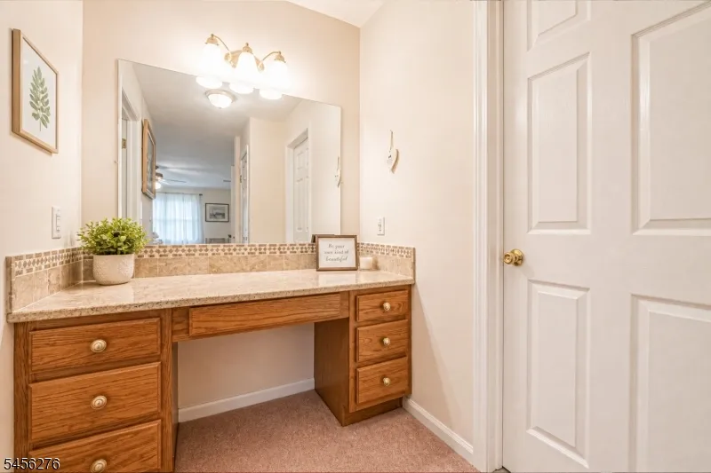 11 Ledgerock Ct Parsippany-Troy Hills, NJ 07950