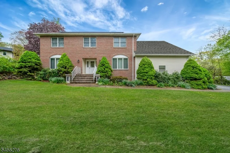 11 Ledgerock Ct Parsippany-Troy Hills, NJ 07950