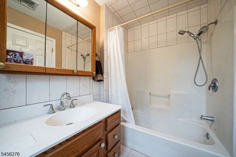 11 Ledgerock Ct Parsippany-Troy Hills, NJ 07950