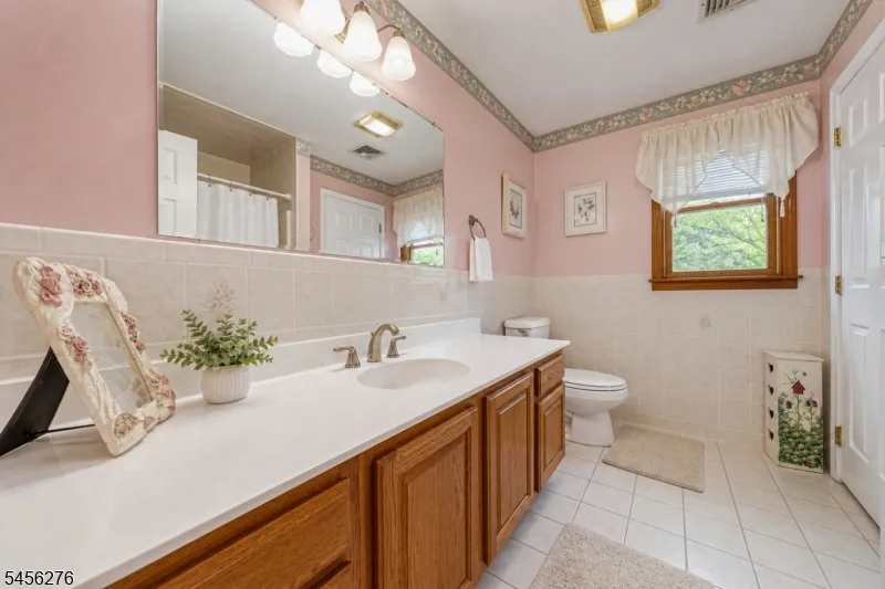 11 Ledgerock Ct Parsippany-Troy Hills, NJ 07950
