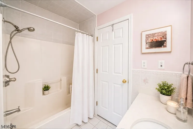 11 Ledgerock Ct Parsippany-Troy Hills, NJ 07950