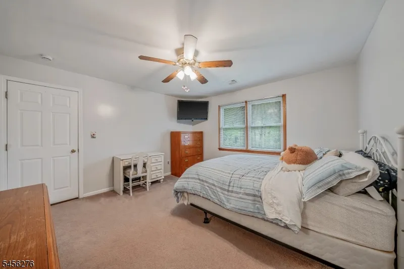 11 Ledgerock Ct Parsippany-Troy Hills, NJ 07950