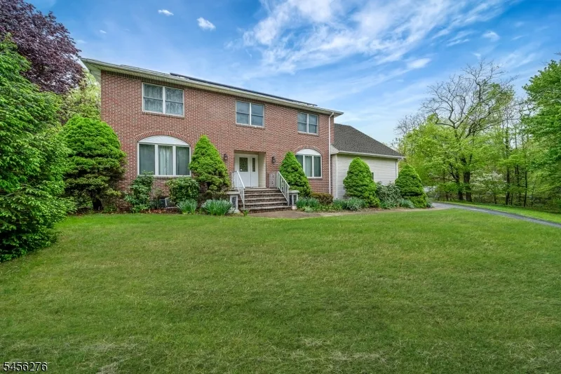 11 Ledgerock Ct Parsippany-Troy Hills, NJ 07950