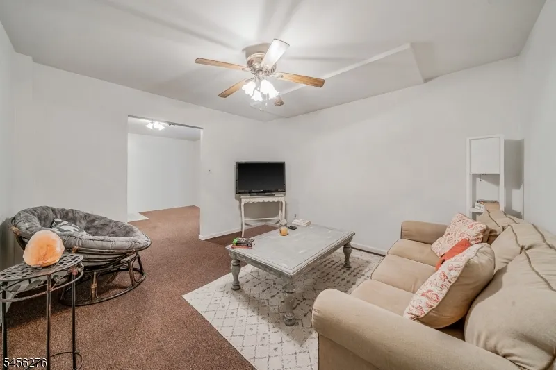11 Ledgerock Ct Parsippany-Troy Hills, NJ 07950