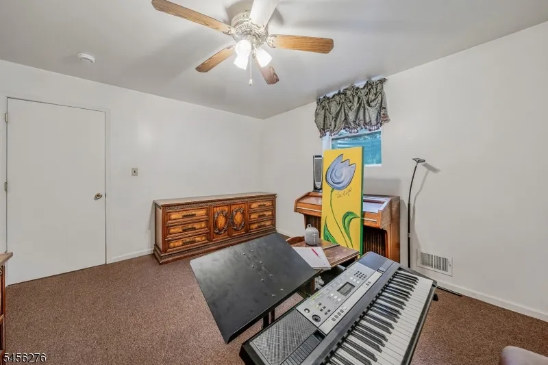 11 Ledgerock Ct Parsippany-Troy Hills, NJ 07950