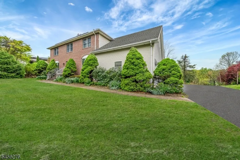 11 Ledgerock Ct Parsippany-Troy Hills, NJ 07950