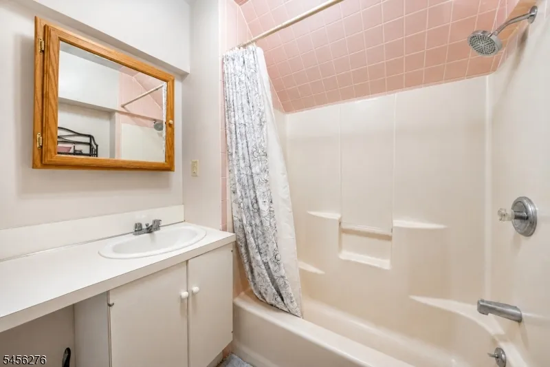 11 Ledgerock Ct Parsippany-Troy Hills, NJ 07950