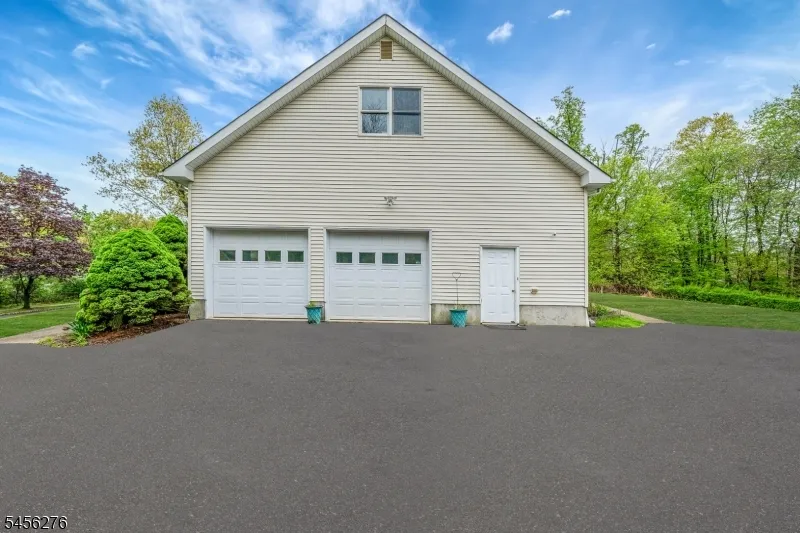 11 Ledgerock Ct Parsippany-Troy Hills, NJ 07950