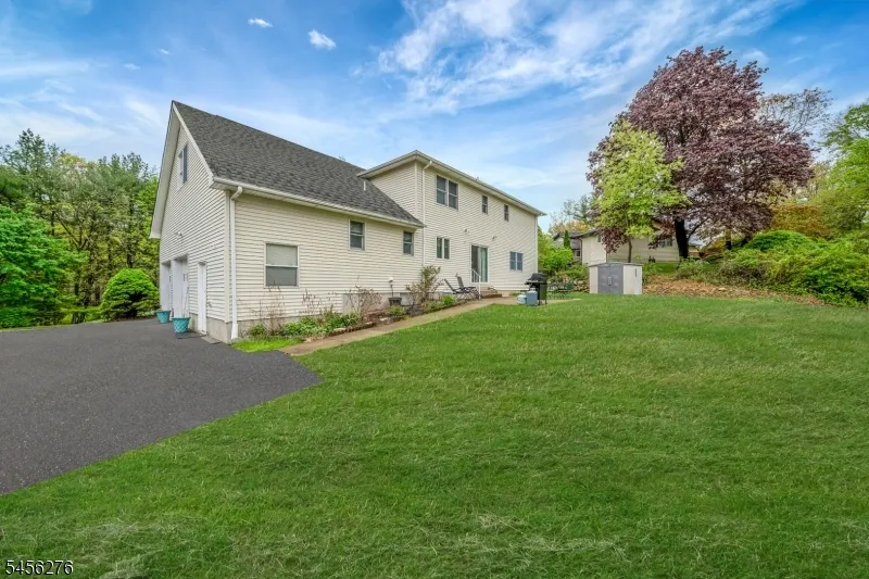 11 Ledgerock Ct Parsippany-Troy Hills, NJ 07950
