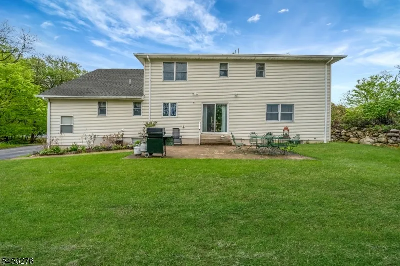 11 Ledgerock Ct Parsippany-Troy Hills, NJ 07950