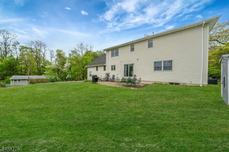11 Ledgerock Ct Parsippany-Troy Hills, NJ 07950