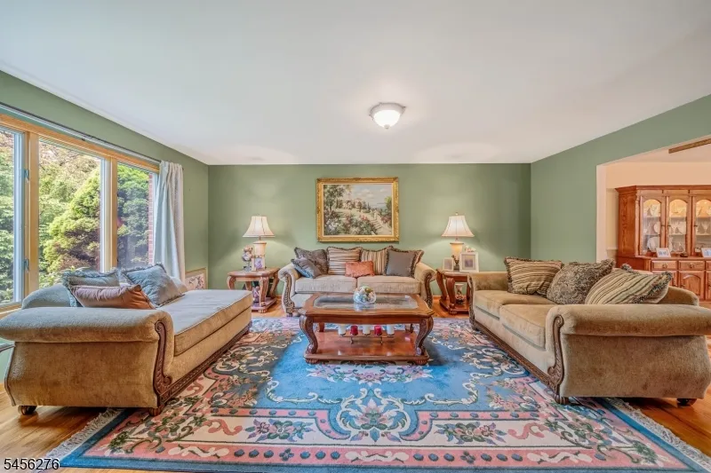 11 Ledgerock Ct Parsippany-Troy Hills, NJ 07950