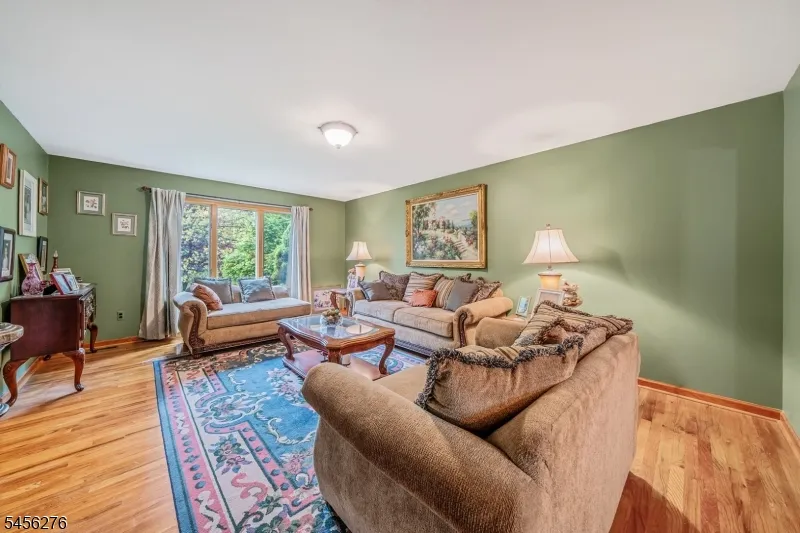 11 Ledgerock Ct Parsippany-Troy Hills, NJ 07950