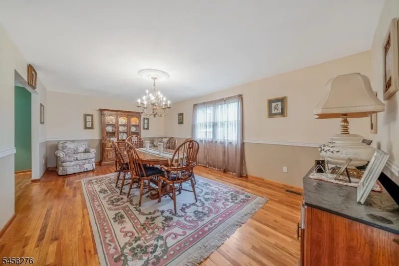 11 Ledgerock Ct Parsippany-Troy Hills, NJ 07950