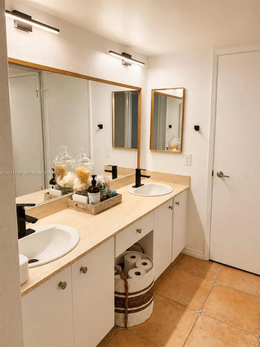 Address Not Shown Key Biscayne, FL 33149