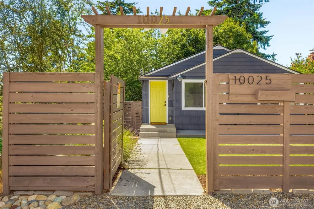 10025 Ashworth Avenue Seattle, WA 98133