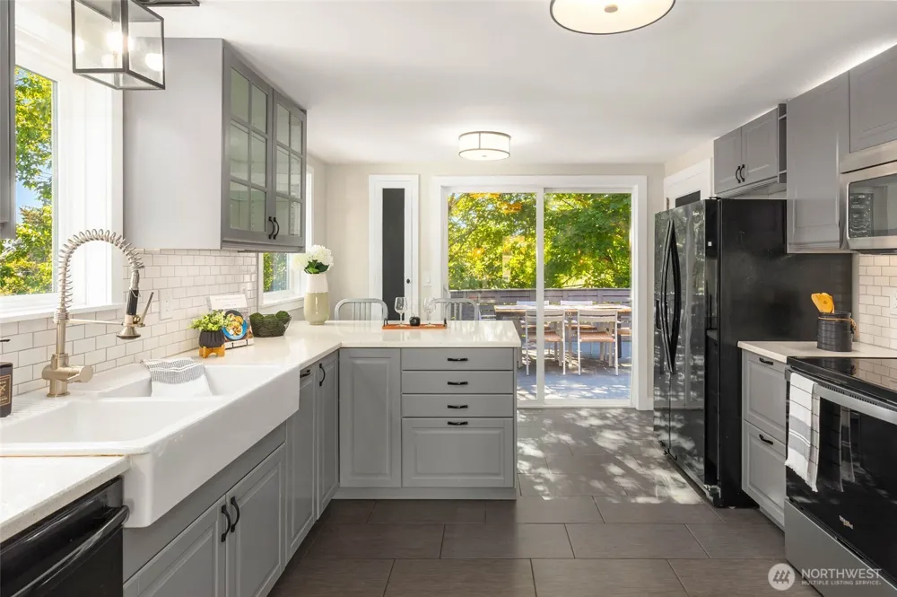 10025 Ashworth Avenue Seattle, WA 98133