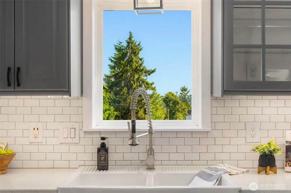 10025 Ashworth Avenue Seattle, WA 98133