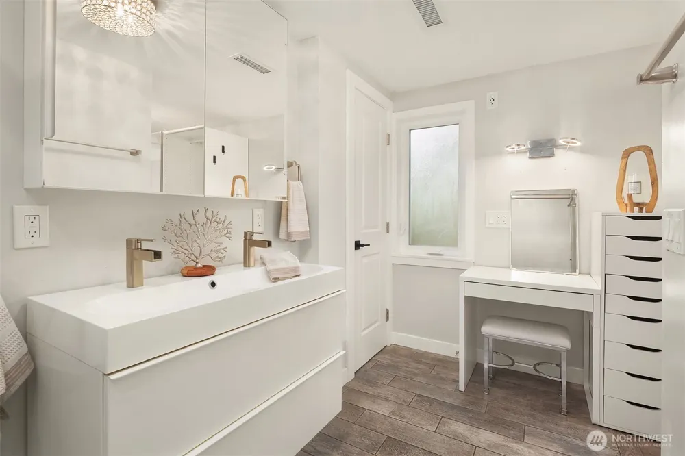 10025 Ashworth Avenue Seattle, WA 98133