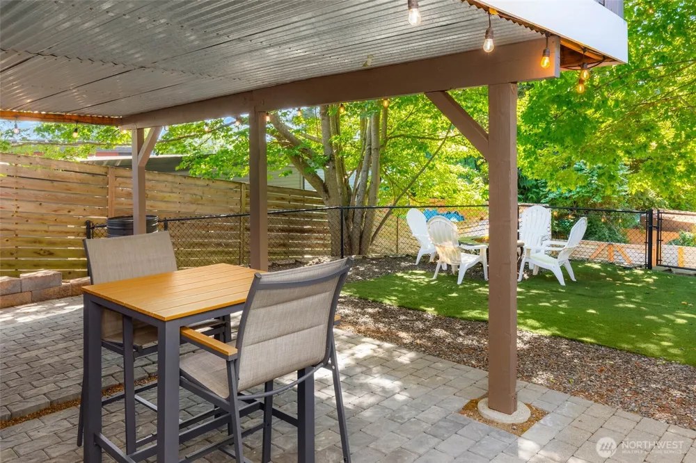 10025 Ashworth Avenue Seattle, WA 98133
