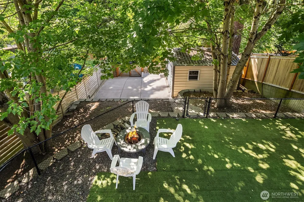 10025 Ashworth Avenue Seattle, WA 98133