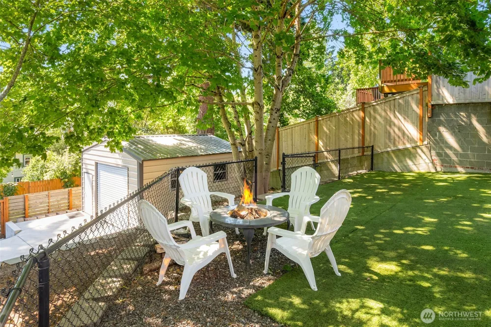 10025 Ashworth Avenue Seattle, WA 98133