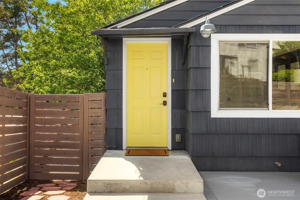 10025 Ashworth Avenue Seattle, WA 98133