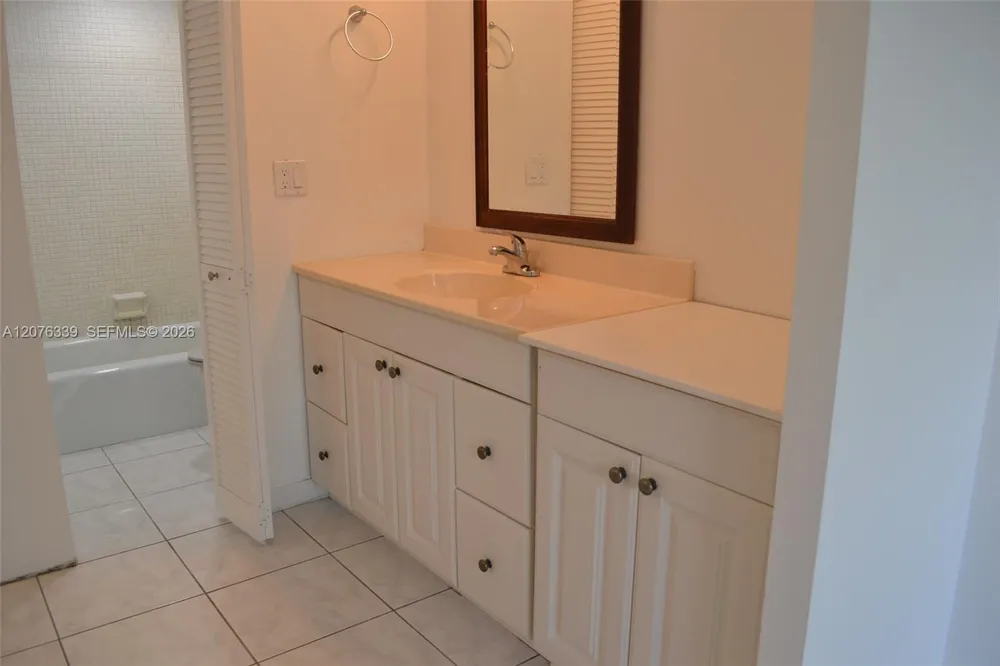 3670 Inverrary Dr #2D Lauderhill, FL 33319