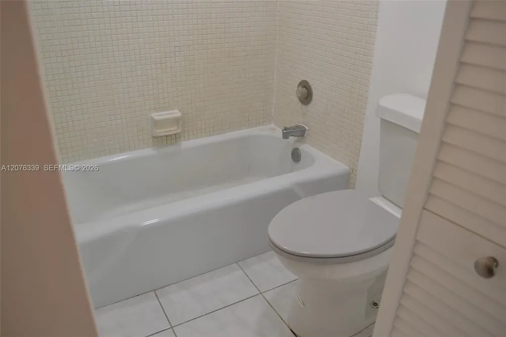 3670 Inverrary Dr #2D Lauderhill, FL 33319