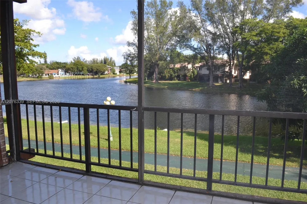3670 Inverrary Dr #2D Lauderhill, FL 33319