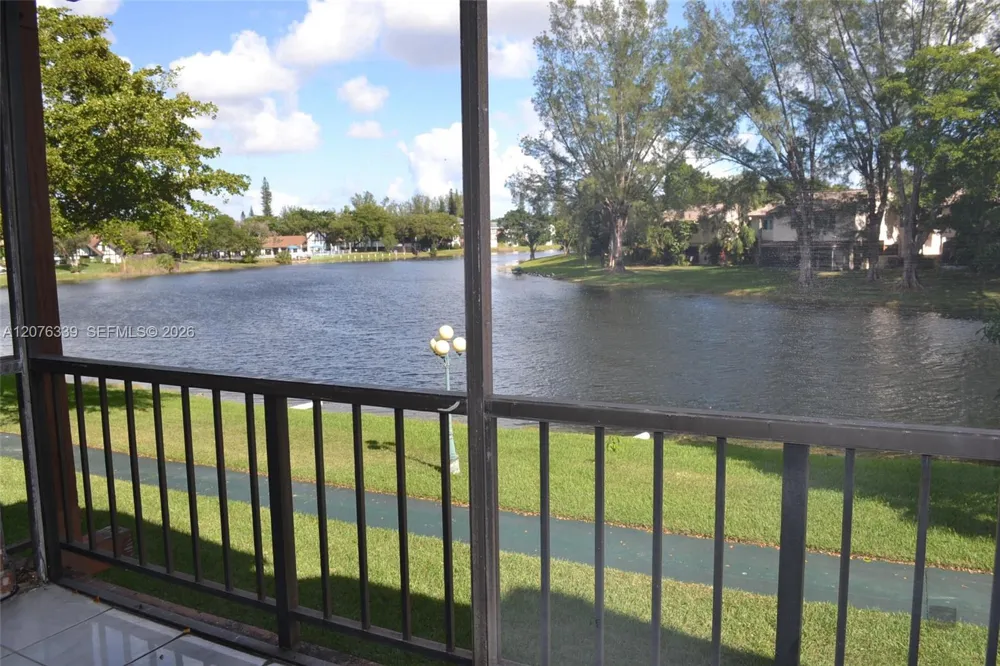 3670 Inverrary Dr #2D Lauderhill, FL 33319