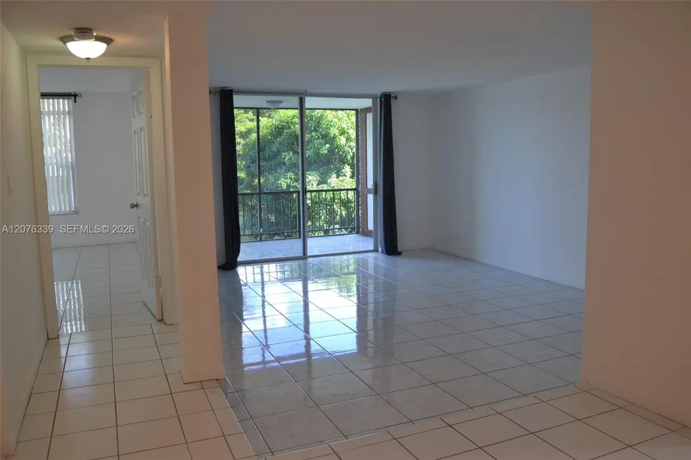 3670 Inverrary Dr #2D Lauderhill, FL 33319