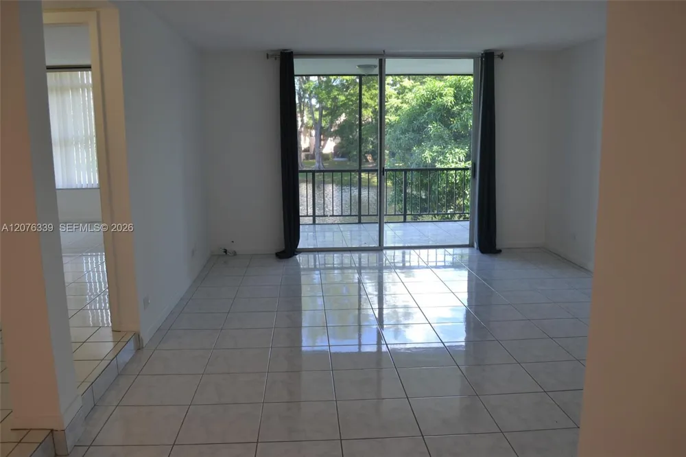 3670 Inverrary Dr #2D Lauderhill, FL 33319