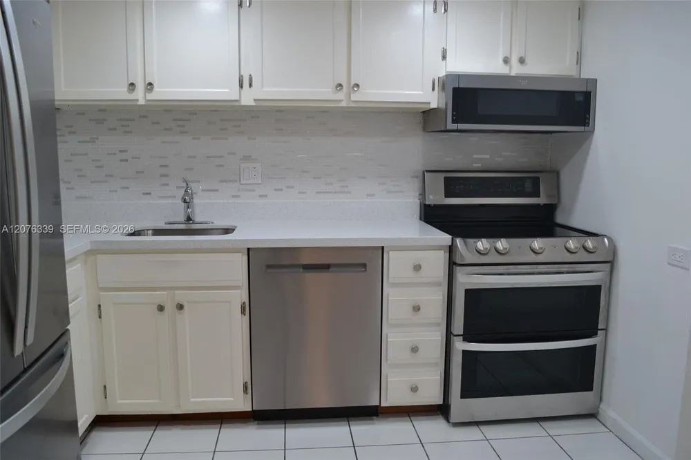 3670 Inverrary Dr #2D Lauderhill, FL 33319