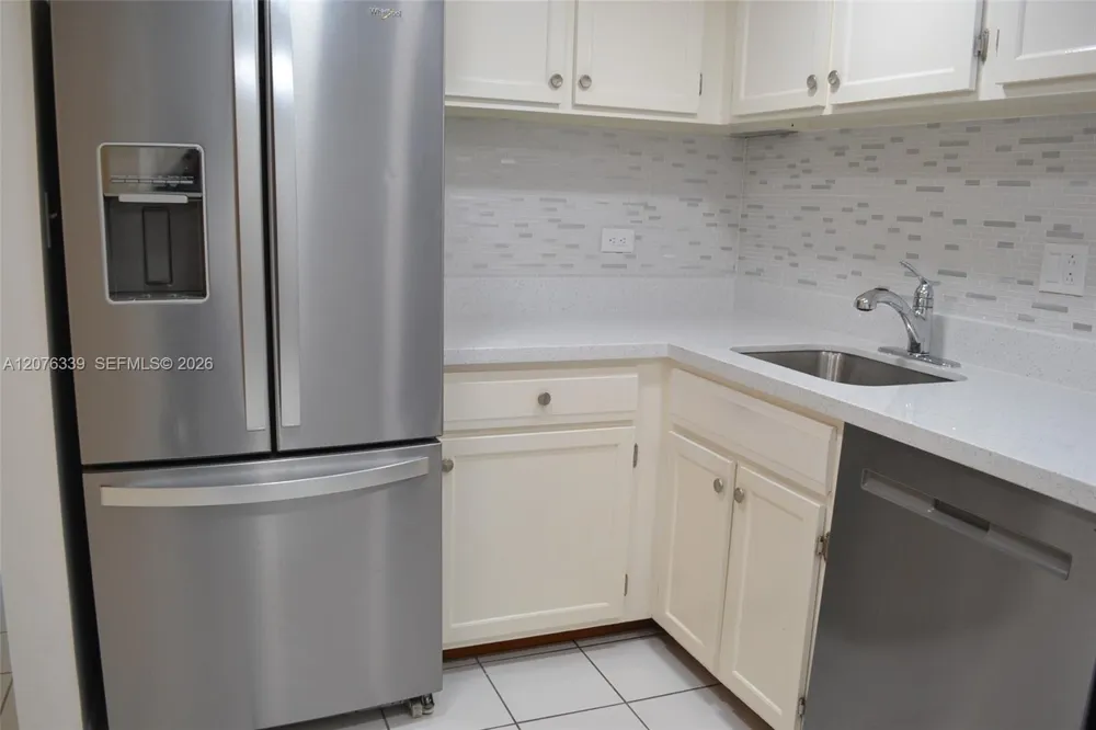3670 Inverrary Dr #2D Lauderhill, FL 33319
