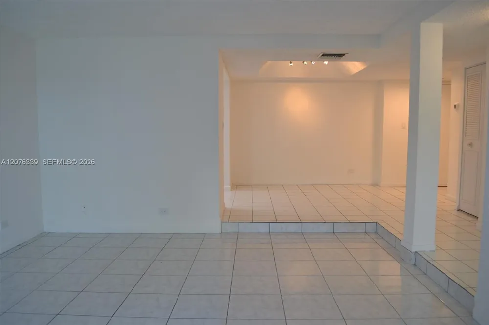 3670 Inverrary Dr #2D Lauderhill, FL 33319