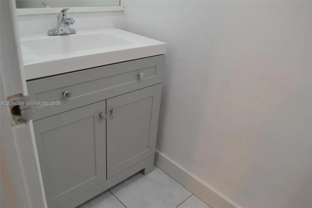 3670 Inverrary Dr #2D Lauderhill, FL 33319