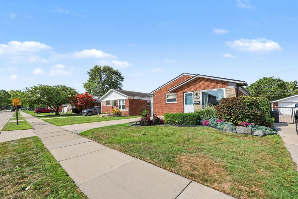 32011 Saint Margaret Saint Clair Shores, MI 48082