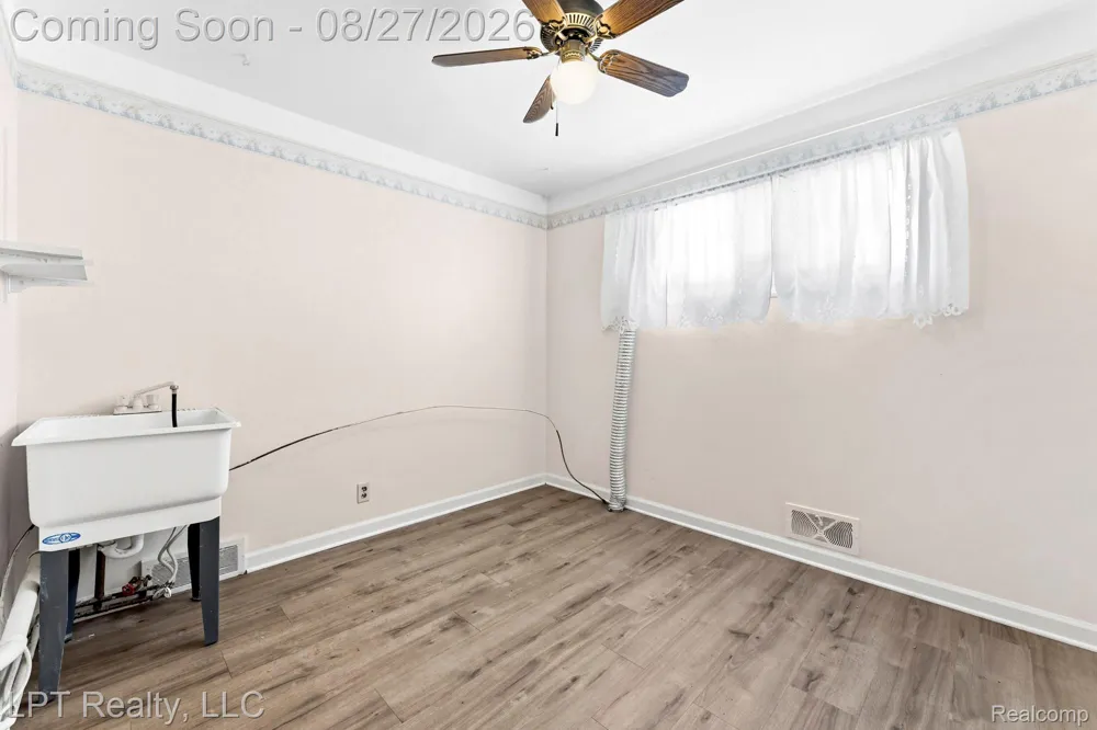 6431 Mayfair Street Taylor City, MI 48180