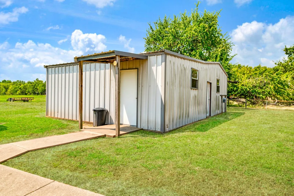 537 Farm Road 2820 Sumner, TX 75486