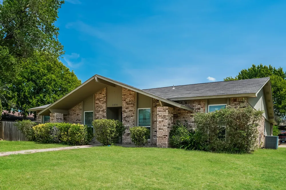 1316 Royal Oak Drive DeSoto, TX 75115