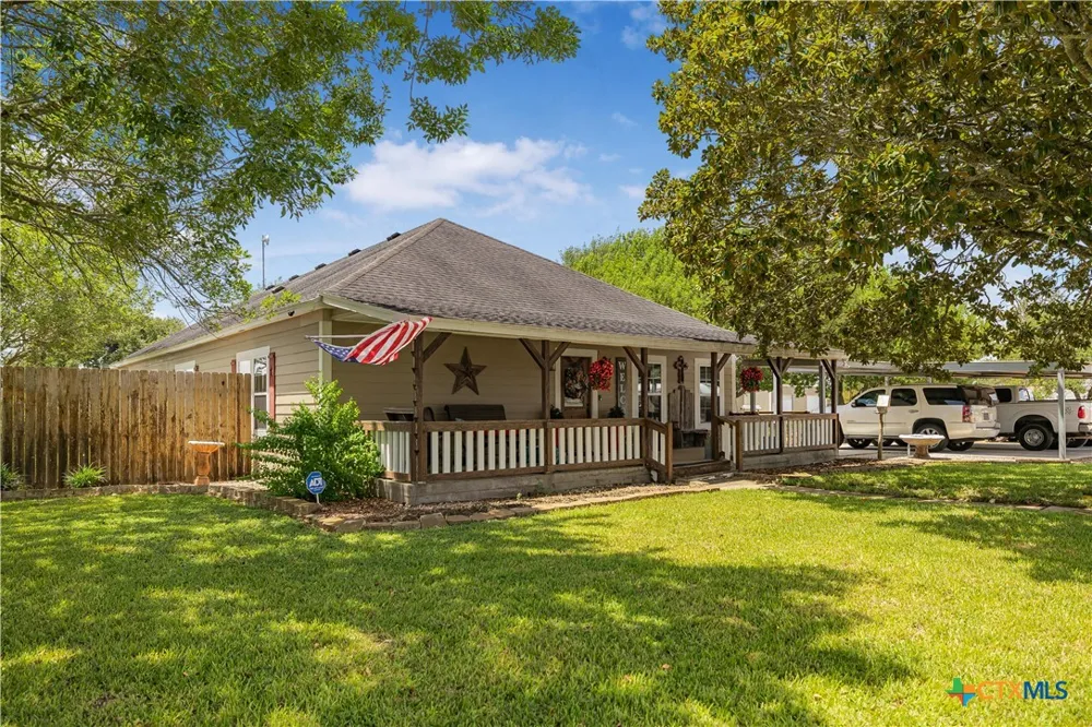 3393 E State Hwy 111 Yoakum, TX 77995